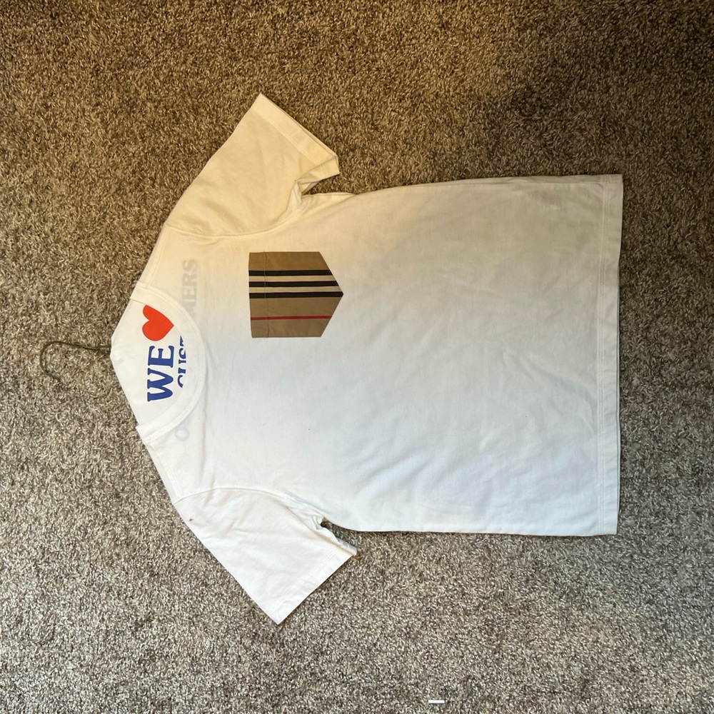 Burberry t shirt with multicolored patch.